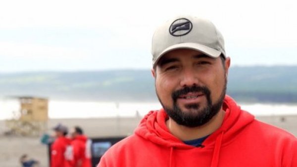 Camiseteados: Leonardo Marín y el valiente trabajo del Grupo de Rescate Acuático de Pichilemu
