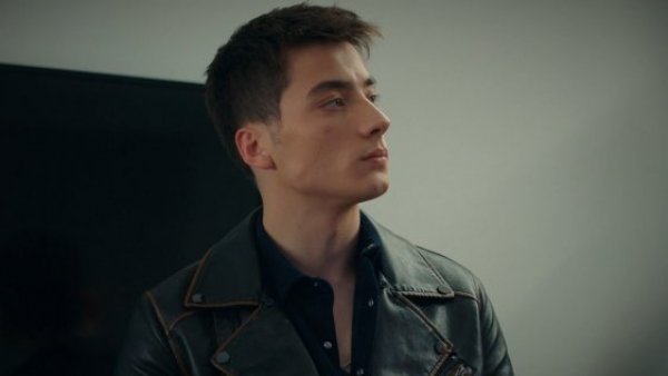 Todo por mi familia: Sarp ayuda a su hermano Omer

