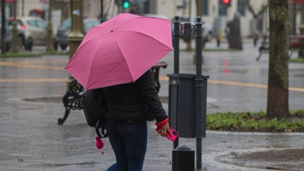 Fin de semana largo con lluvias: a qué hora y en qué zonas de Santiago llegarán las precipitaciones
