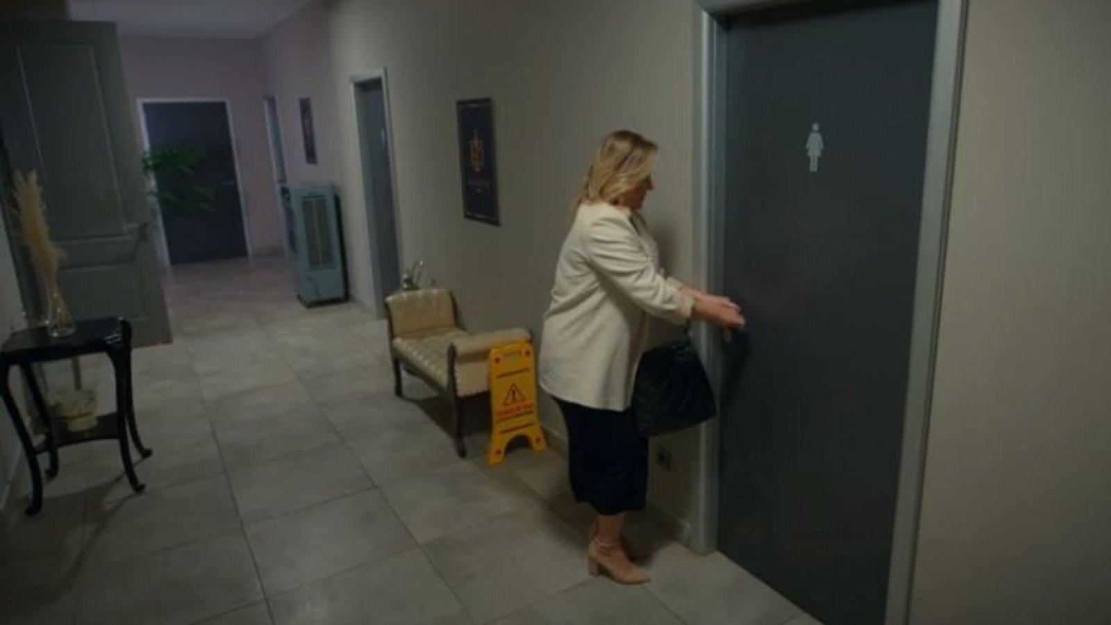 Todo por mi familia: Seval encierra a Susan en el baño
