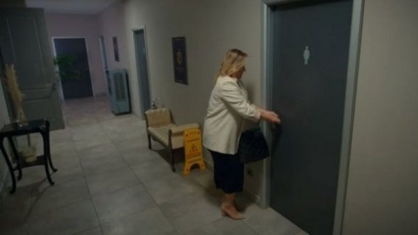 Todo por mi familia: Seval encierra a Susan en el baño
