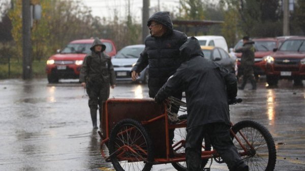 Lluvia en Santiago se extenderá hasta el domingo: pronostican precipitaciones de moderadas a fuertes en otras 3 regiones