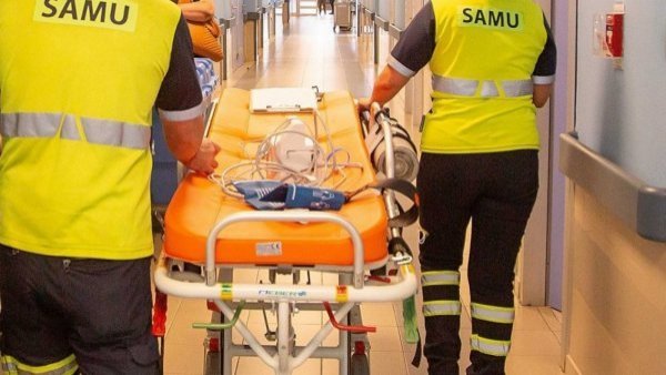 “Agárrelo, hermano”: Paramédicos dejan caer a hombre baleado desde la camilla en la puerta de la ambulancia
