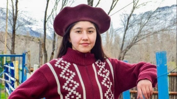 Encuentran muerta a joven de 15 años en el patio de su casa: exnovio de 19 años está detenido