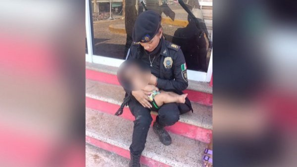Mujer policía amamantó a bebé que no había comido en 24 horas tras huracán Otis
