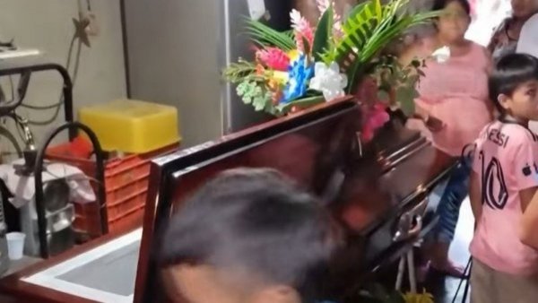 Joven hizo una videollamada en medio de su velorio: Familia se equivocó de difunto

