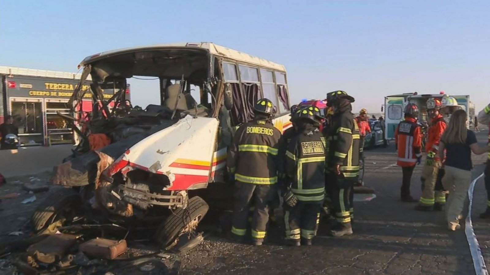 Al menos 2 personas muertas y 8 en riesgo vital tras grave accidente entre bus y camión en Pudahuel
