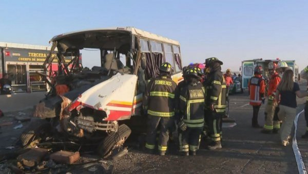 Al menos 2 personas muertas y 8 en riesgo vital tras grave accidente entre bus y camión en Pudahuel