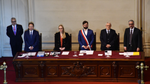 Presidente Boric recibe propuesta constitucional y llama a plebiscito para el 17 de diciembre