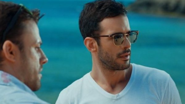 Amor en Juego - T1E02 | Defne asistente de Omer
