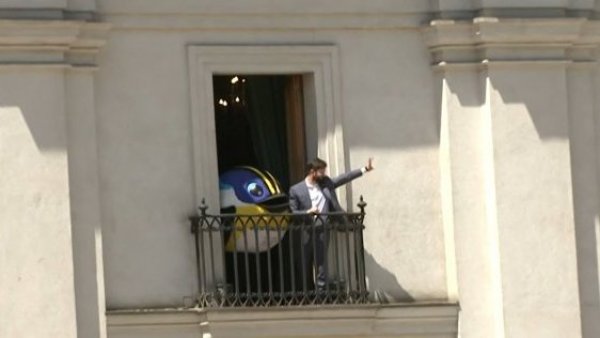 Fiu saluda desde el balcón de La Moneda

