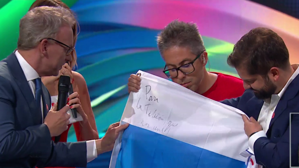 ¡Una de sus banderas cruzadas! La increíble donación del Presidente Gabriel Boric para la Lucatón