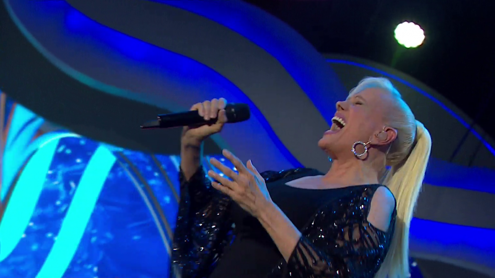 ¡La voz mágica de Valeria Lynch cautivó a todos en la Teletón 2023! Revive su show
