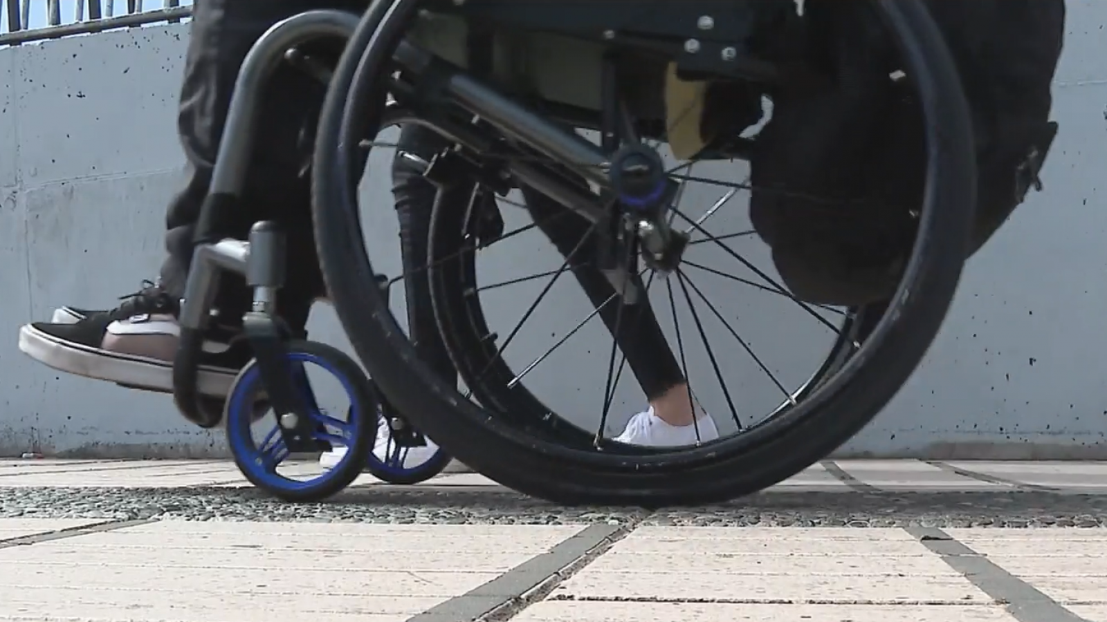 ¿Cómo se comporta la ciudad con un joven en silla de ruedas?
