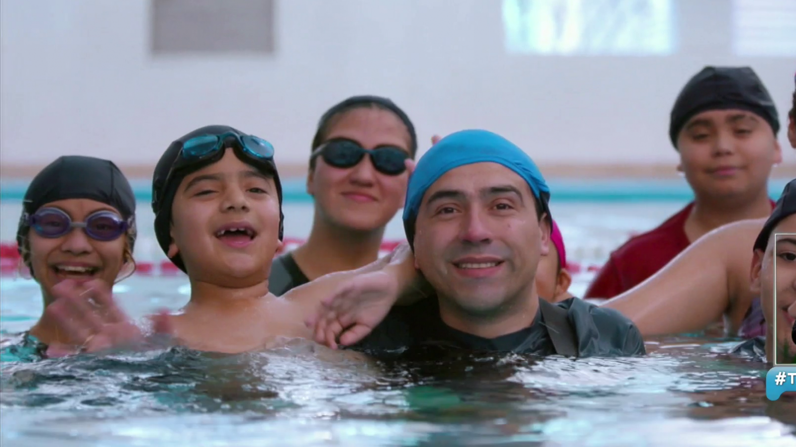 La historia de Luis Peréz, el profesor que ayuda a los niños a moverse en el agua
