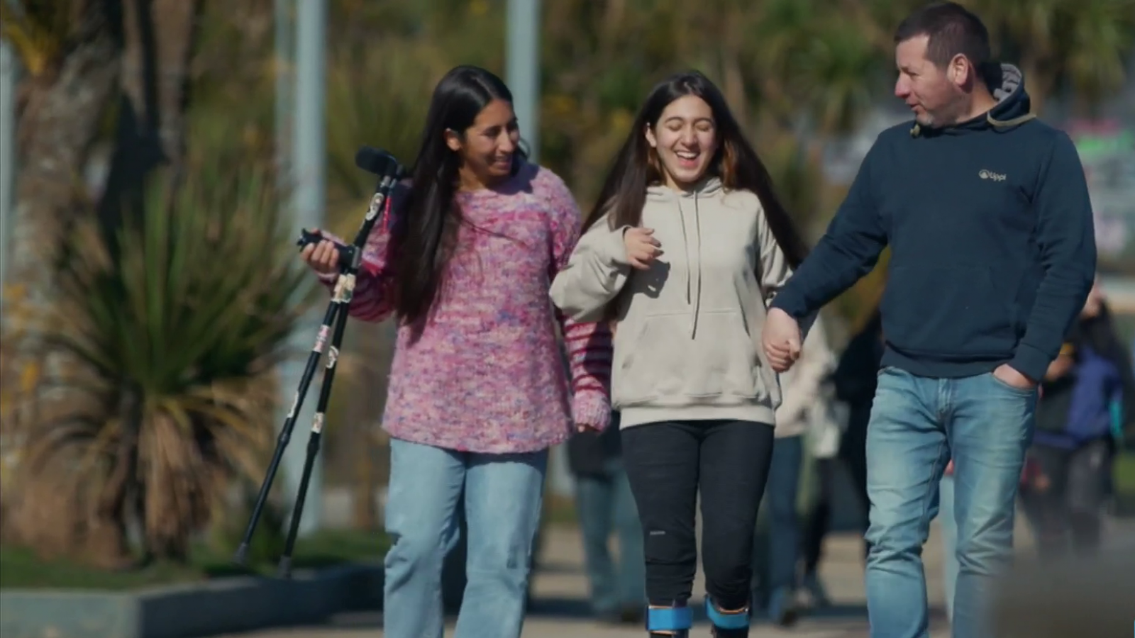 "Nos recogieron con pala": La emotiva historia de Antonia y su familia
