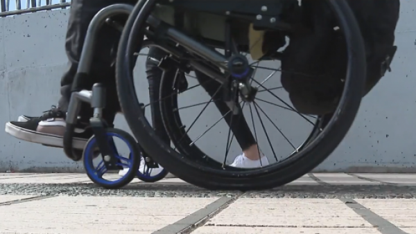 ¿Cómo se comporta la ciudad con un joven en silla de ruedas?
