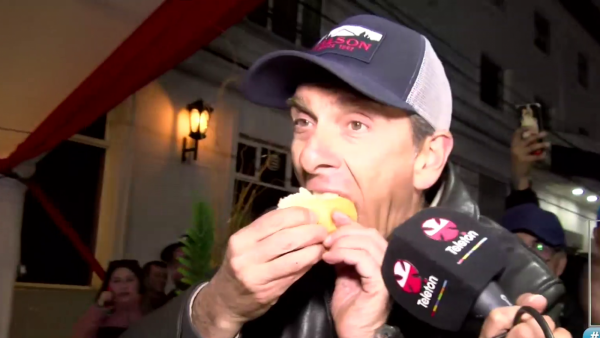 ¡Disfrutamos unos ricos choripanes desde la gran Longanizatón de Chillán!
