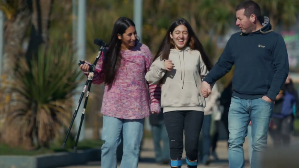 "Nos recogieron con pala": La emotiva historia de Antonia y su familia
