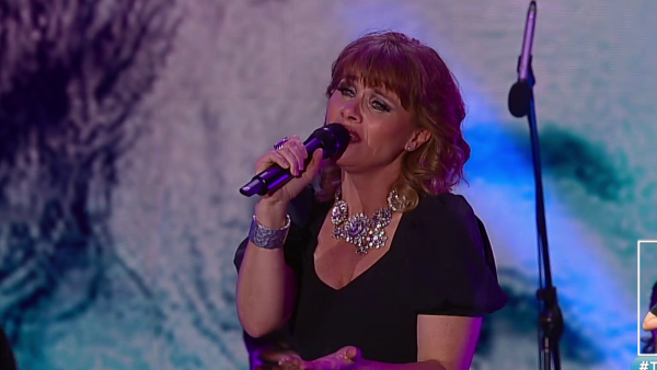 Amaya Forch deslumbra junto a otras artistas en hermoso homenaje a Cecilia, la única
