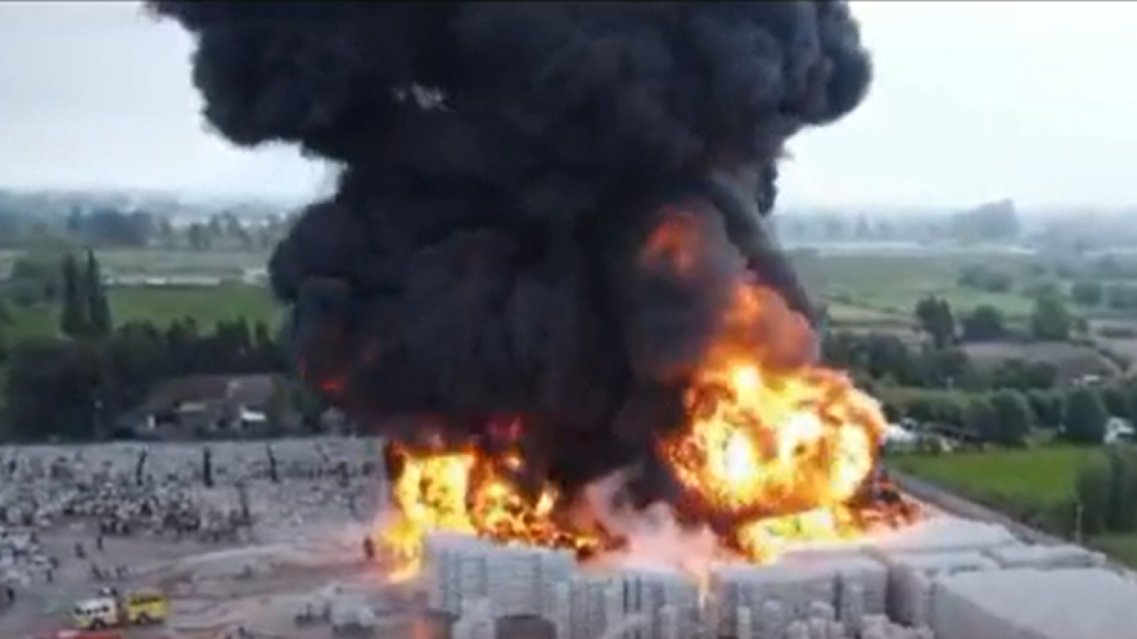 ¡Último minuto!: Gran incendio en zona industrial de Teno
