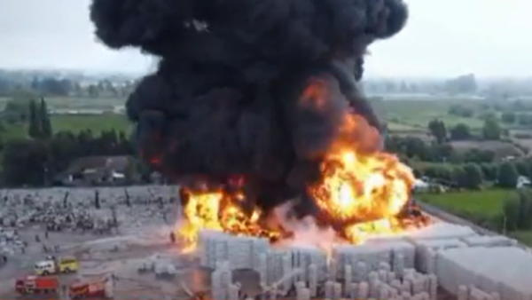 ¡Último minuto!: Gran incendio en zona industrial de Teno
