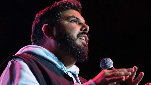 Este es el Coronel Valverde: el humorista que llega al Festival de Olmué 2024