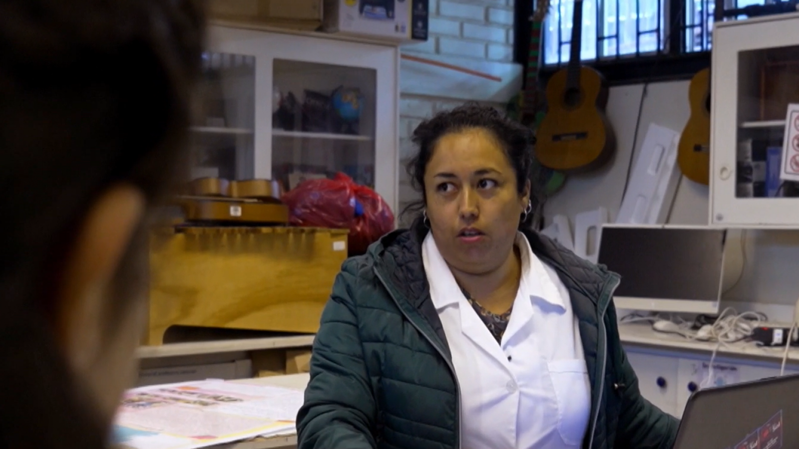 Camiseteados: Johana Vilches y sus increíbles clases de ciencia y robótica en Limache
