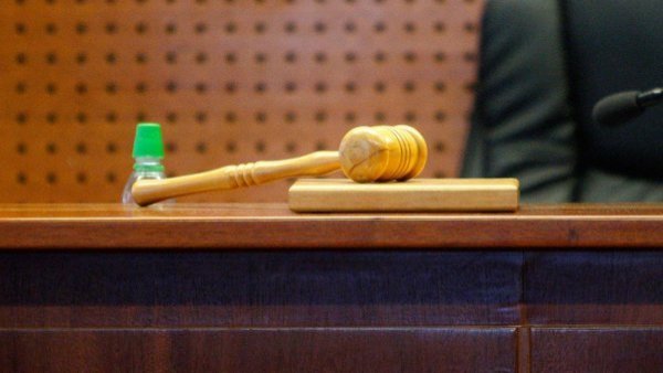 Vuelco en caso de mujer condenada por negar visitas a padre de su hija: dejan sin efecto orden de arresto
