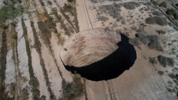 Ordenan "medidas urgentes" a minera: Alertan de nuevas grietas en socavón de Tierra Amarilla
