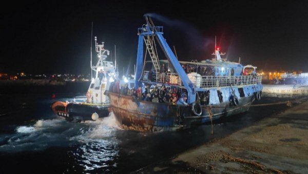 Niña migrante de 2 años muere tras naufragio que deja al menos 8 desaparecidos en Lampedusa
