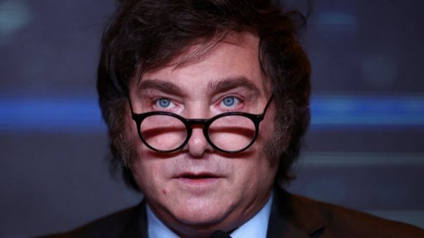 "Todo lo que se pueda": Javier Milei confirma intención de privatizar YPF, la TV Pública y otras empresas
