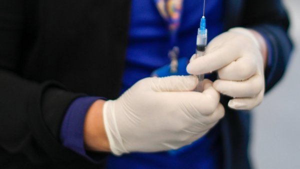 Enfermero roba fentanilo en la ex Posta Central y se lo inyectó en el baño
