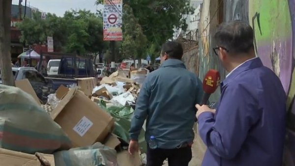 "Hoy queda limpio": Municipalidad de Santiago se compromete a eliminar la basura del Barrio Meiggs
