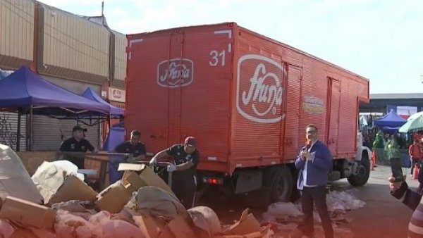 Impresentable: Camión con alimentos se encarga de remover basura en Barrio Meiggs
