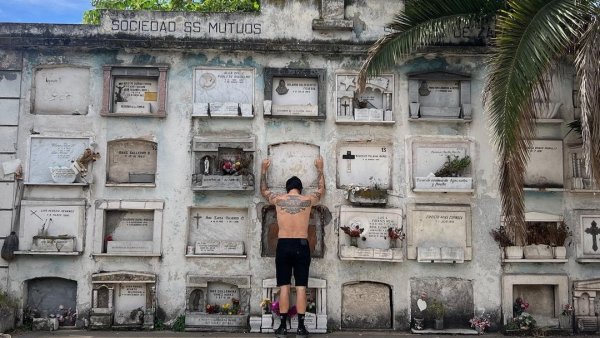 ¿Qué hacía el vocalista de Red Hot Chili Peppers en el Cementerio General?
