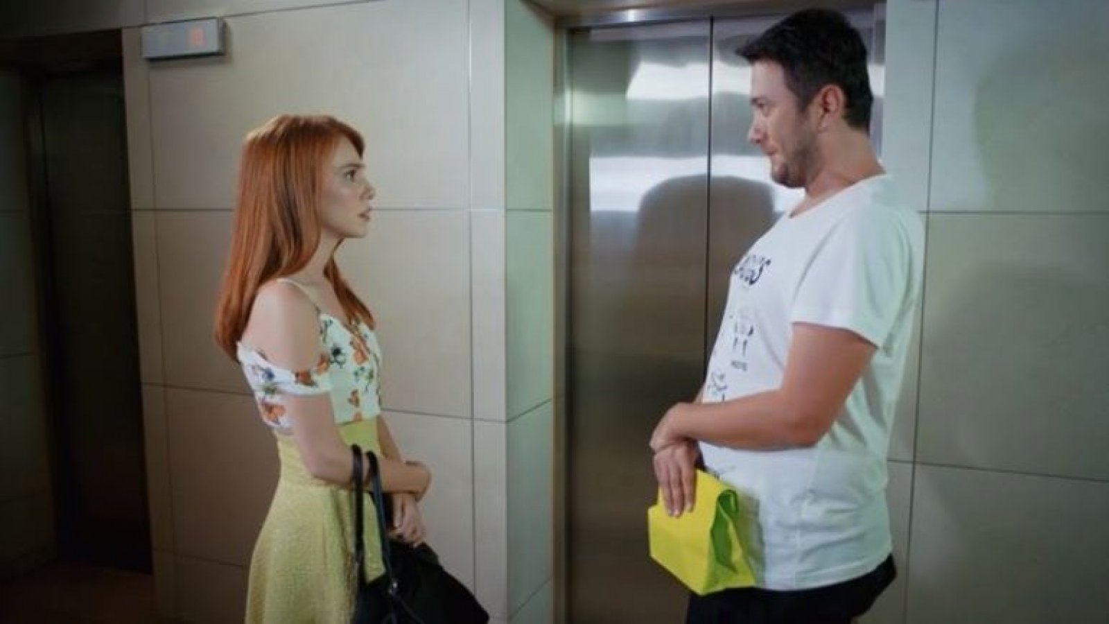 Amor en Juego: Defne acepta ser modelo de la nueva colección de zapatos
