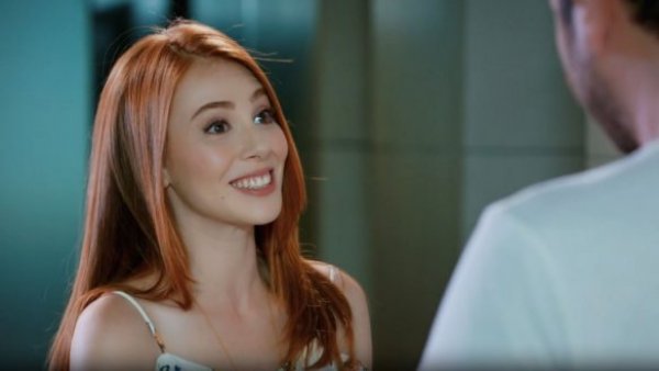 Amor en Juego - T1E12 | Defne, la nueva modelo
