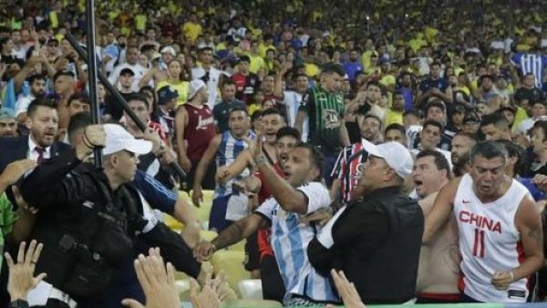 Mujer argentina queda en prisión por insultos racistas durante partido contra Brasil

