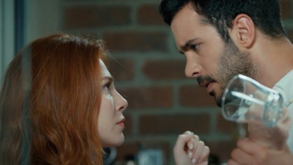 Alta tensión entre Defne y Omer: Mira el momento de "Amor en Juego"
