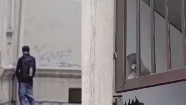 Conserjes espantan con megáfonos a peatones que orinan en el centro de Santiago
