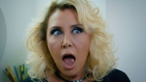 Revive el momento de "Amor en Juego": Yasemin encierra a Neriman en el baño
