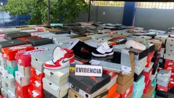 Incautan más de $252 millones en zapatillas falsificadas en Pirque

