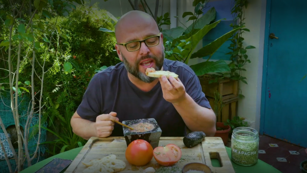 Hacedor de Hambre Patrimonial saborea el exquisito tomate