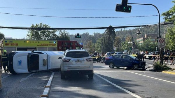 Camioneta del SML volcó mientras trasladaba un cadáver en Providencia