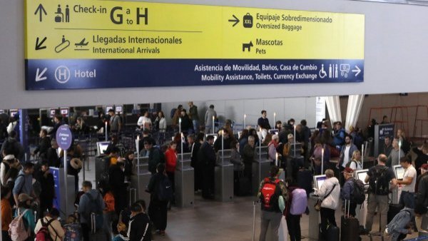 Ante alza de neumonía infantil: Piden decretar cuarentena a vuelos desde China
