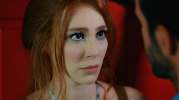 Amor en Juego - T1E17 | La visita de Defne
