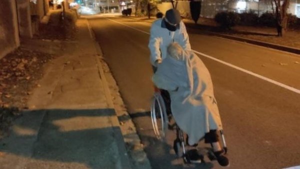 Por falta de ambulancias: hombre de 94 años camina más de 200 metros para llevar a su esposa al hospital