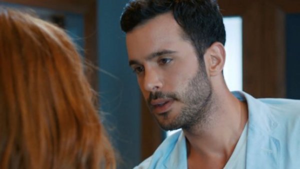 Omer detiene una guerra: Vuelve a ver el momento de hoy de "Amor en Juego"
