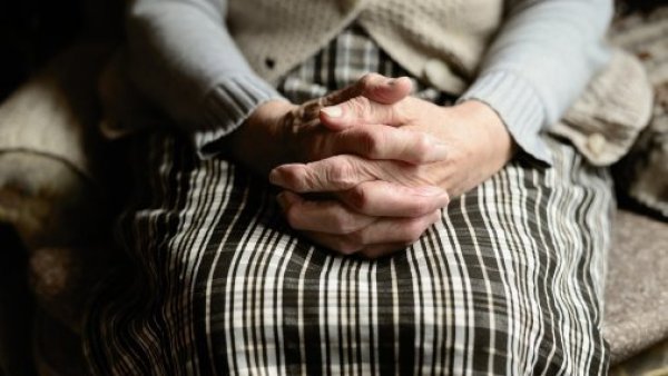 Había muerto hace al menos 20 días: hallan cuerpo de mujer de 84 años al interior de su casa